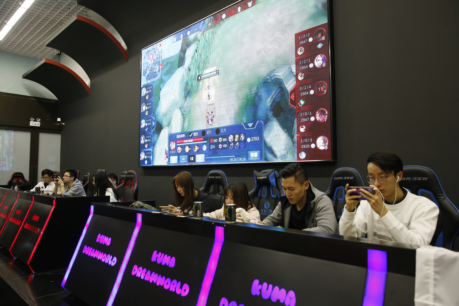 微博杯WBG击败BLG夺冠，小虎灯皇力挽狂澜，老板请客吃饭！